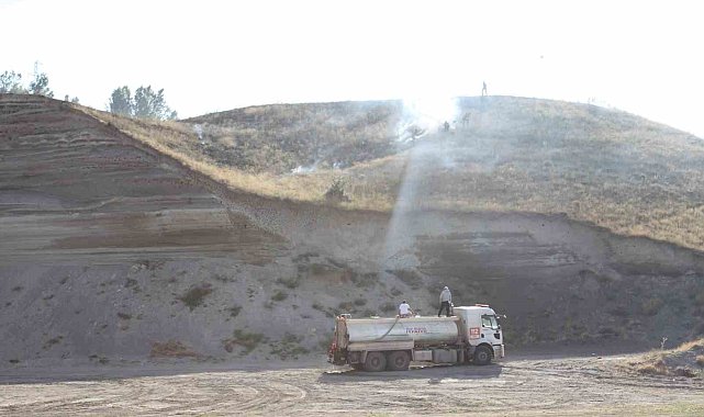 Ahlat'ta örtü yangını büyümeden söndürüldü