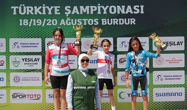 Akhisarlı bisikletçiler Türkiye Şampiyonası'nda kürsüyü doldurdu