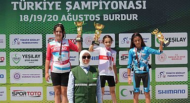 Akhisarlı bisikletçiler Türkiye Şampiyonası'nda kürsüyü doldurdu