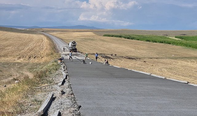 Akyaka'da köy yolları betonla buluşuyor