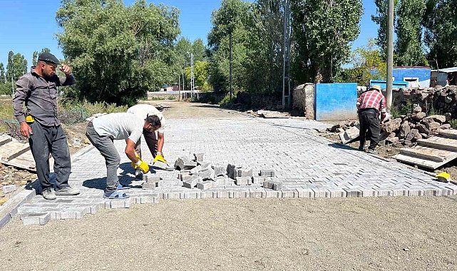 Akyaka'da köy yollarının kilit parke taş yapımı sürüyor