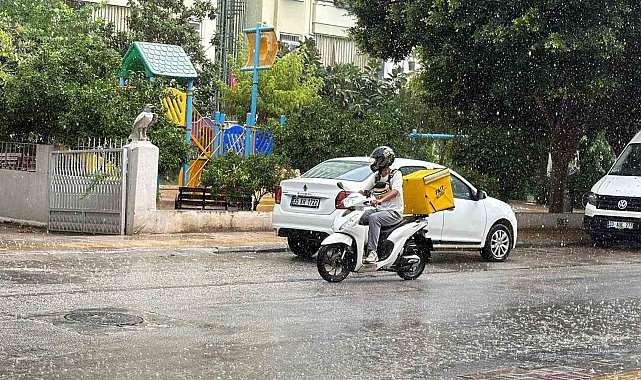 Alanya'da gök gürültülü sağanak etkili oldu