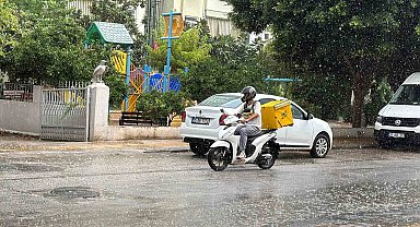 Alanya'da gök gürültülü sağanak etkili oldu