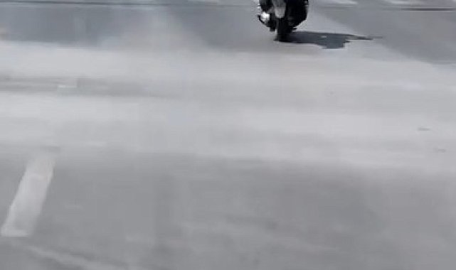 Alanya'da motosikletlinin tehlikeli hareketleri kamerada