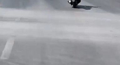 Alanya'da motosikletlinin tehlikeli hareketleri kamerada
