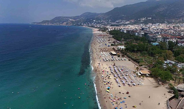 Alanya'da tatilciler deniz ve güneşin tadını çıkardı