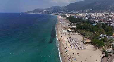 Alanya'da tatilciler deniz ve güneşin tadını çıkardı