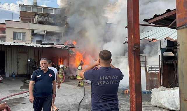 Alevlerin yükseldiği iş yeri yangını evlere sıçramadan kontrol altına alındı