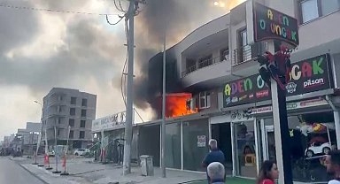 Alevlerin yükseldiği mobilya mağazasında yaşanan yangın apartmanda paniğe neden oldu