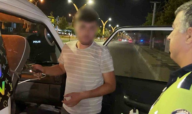 Alkollü ve ehliyetsiz sürücünün "aracım arızalandı" oyununu polis bozdu