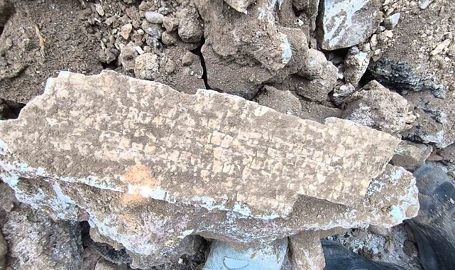Alt yapı çalışmaları esnasında kepçeyle kazı yapılırken mozaik bulundu