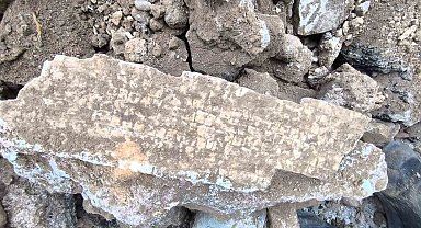 Alt yapı çalışmaları esnasında kepçeyle kazı yapılırken mozaik bulundu