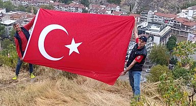Amasya'da 30 Ağustos coşkusu: İki vatandaş zirvede bayrak açtı