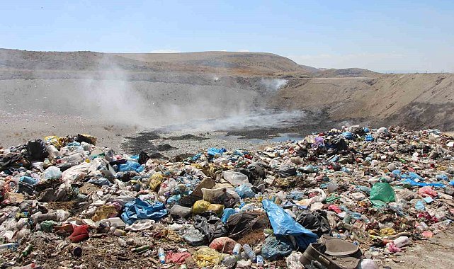 Amasya'da çevre kirliliğine yol açan çöp alanı 3 haftadır içten içe yanıyor