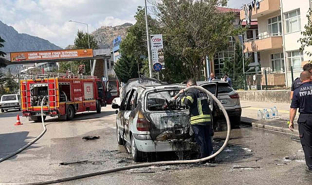 Amasya'da seyir halindeki otomobil alev alev yandı