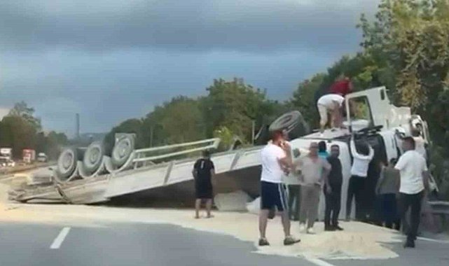 Anadolu Otoyolu'nda kum yüklü tır devrildi