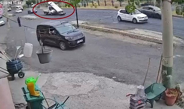 Ani frenle demirlerin kamyonetten yola savrulması kameraya yansıdı