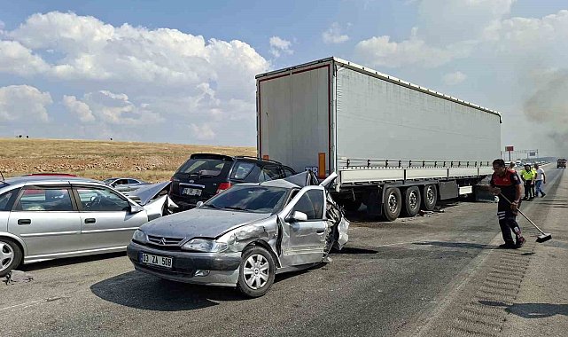 Anız yangını kazaya neden oldu: 13 araç birbirine girdi