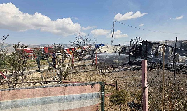 Ankara'da 3 ev alevlere teslim oldu
