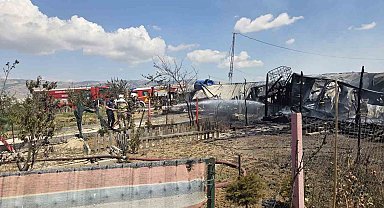 Ankara'da 3 ev alevlere teslim oldu