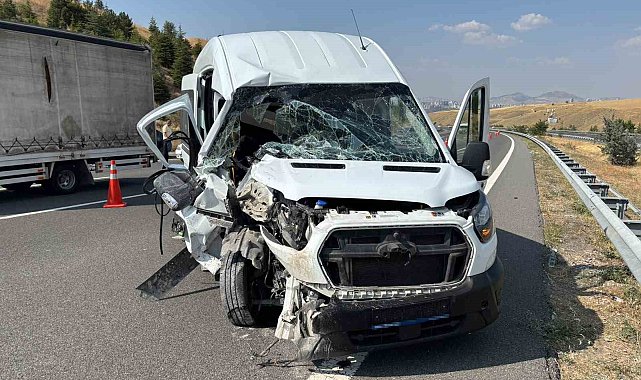 Ankara'da servis aracı tıra arkadan çarptı: 1'i ağır 7 yaralı