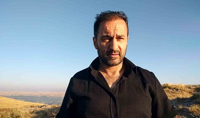 Anne ayı ve iki yavrusu sabahın erken saatlerinde yemek ararken görüntülendi