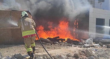Antakya'da inşaat malzemeleri ve kulübe alevlere teslim oldu