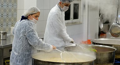 Antalya Muratpaşa her gün 3 çeşit yemekle içleri ısıtıyor