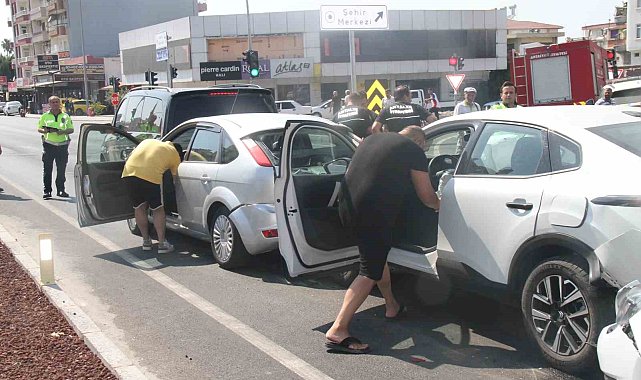 Antalya'da 5 aracın karıştığı zincirleme kazada 6 kişi yaralandı