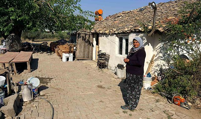 Antalya'da hortumun evsiz bıraktığı aile korkudan eve giremiyor bahçede yaşıyor
