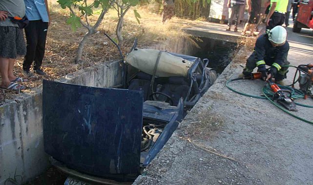 Antalya'da otomobil sulama kanalına düştü, sürücü yaralandı