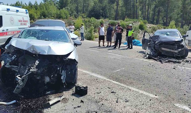 Antalya'da otomobiller çarpıştı: 1 ölü, 3 yaralı