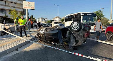 Antalya'da refüje çarpan otomobilin takla atma anı kamerada: 2 yaralı