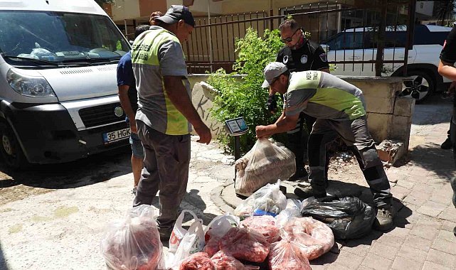 Antalya'da son kullanma tarihi bulunmayan ve süresi geçmiş 152 kilo et ile 20 bidon turşuya el konuldu