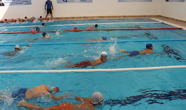 Antalya'da vatandaşlar eğitmenler eşliğinde yüzme öğreniyor