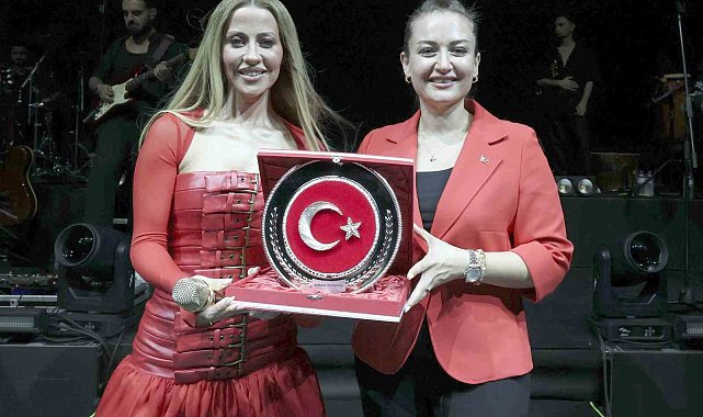 Antalyalılar 30 Ağustos'ta Derya Uluğ ile coştu