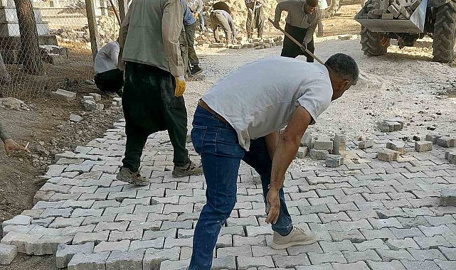 Araban'da mahalle mezarlığı imece usulüyle parke taşına kavuştu