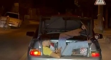 Araç bagajındaki tehlikeli yolculuk kamerada
