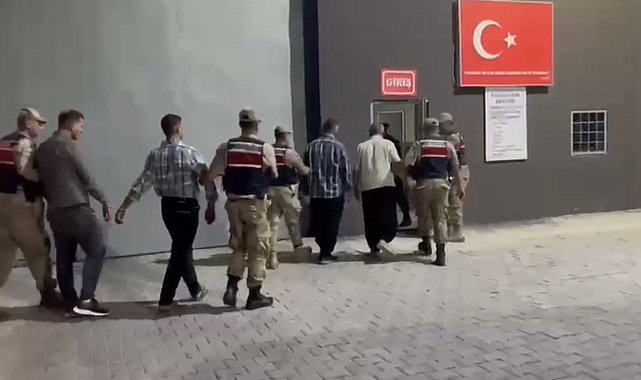 Araçlarıyla seyir halindeki aileye silahlı saldırıda bulunan zanlılar tutuklandı