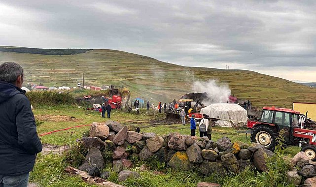 Ardahan'da çıkan yangında ahır, samanlık ve ambar küle döndü