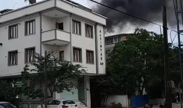 Arnavutköy'de 5 katlı binanın çatısı alev alev yandı