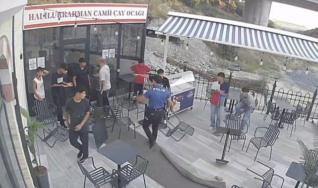 Arnavutköy'de komedi filmlerini aratmayan kavga: Polis ayırdı, onlar cami avlusundan devam etti