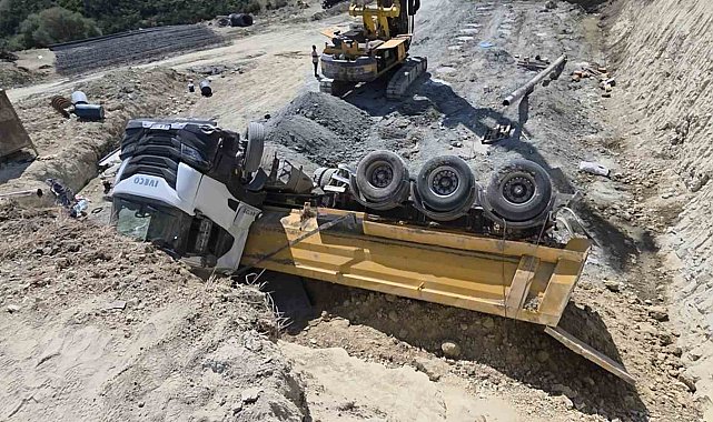 Arnavutköy'de şantiye alanında hafriyat kamyonu devrildi: Sürücü yaralandı