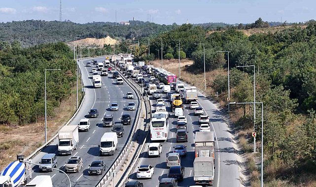 Arnavutköy'de yol çalışması trafiği kilitledi: Kilometrelerce araç kuyruğu oluştu