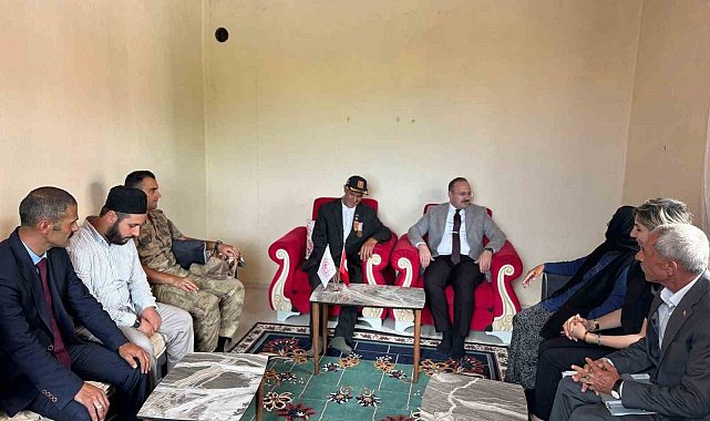 Arpaçay Kaymakamı Güvenç, Kıbrıs Gazisi Şimşir'i evinde ziyaret etti