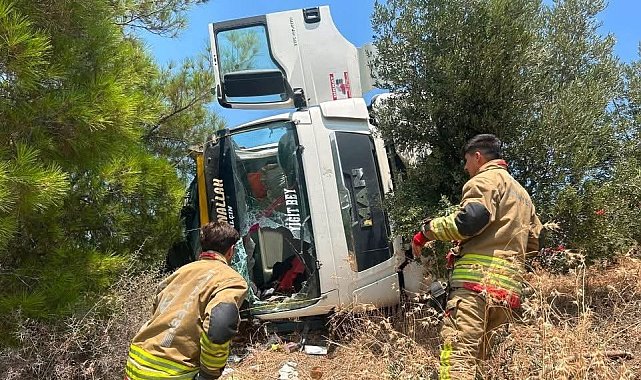 Arsuz'da devrilen kamyonun sürücüsü yaralandı