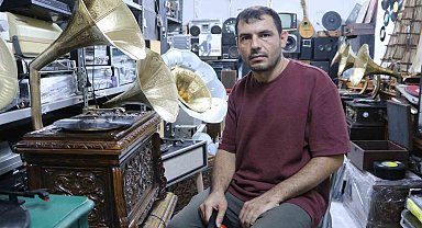 Asırlık gramofonları hayata döndürerek tarihin sesini yaşatıyor