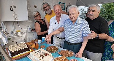 Asrı geride bıraktı, 101 yaşına komşularının alkışlarıyla girdi