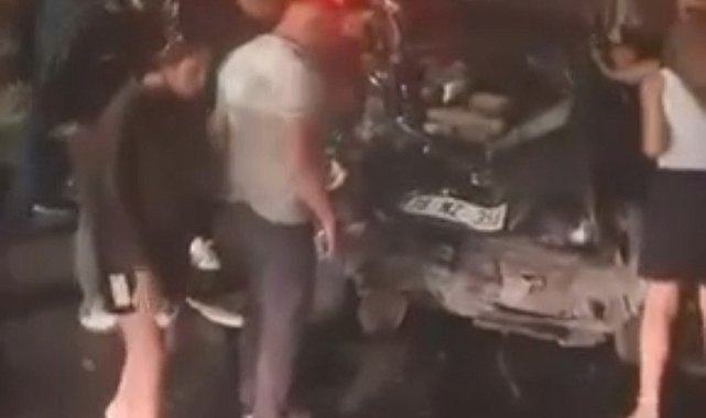 Astsubayları taşıyan otomobil bariyerlere çarptı: 3 yaralı