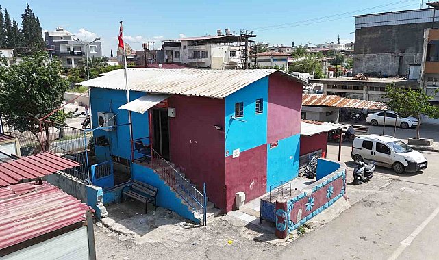 Ataları geçmişte Hatay'a yerleşen Trabzonlu muhtar Trabzonspor sevgisini bordo mavi renklerle yaşatıyor